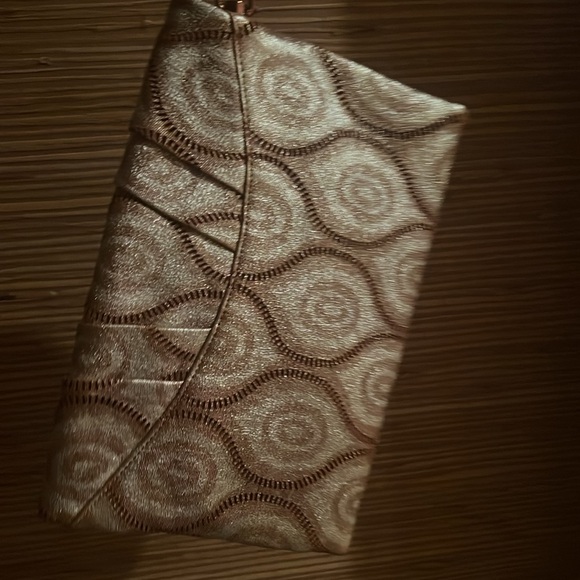 Henri Bendel ,  wristlet/clutch... Rare…Beautiful pattern designed. New - Picture 16 of 16